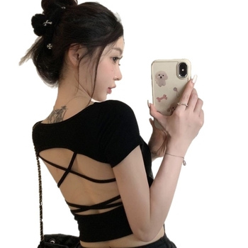 Amerikai stílusú kivágott keresztezett hátú crop top, keresztezett hátsó pántokkal, négyszögletes nyakkivágás, karcsú fazon, párnázás nélkül
