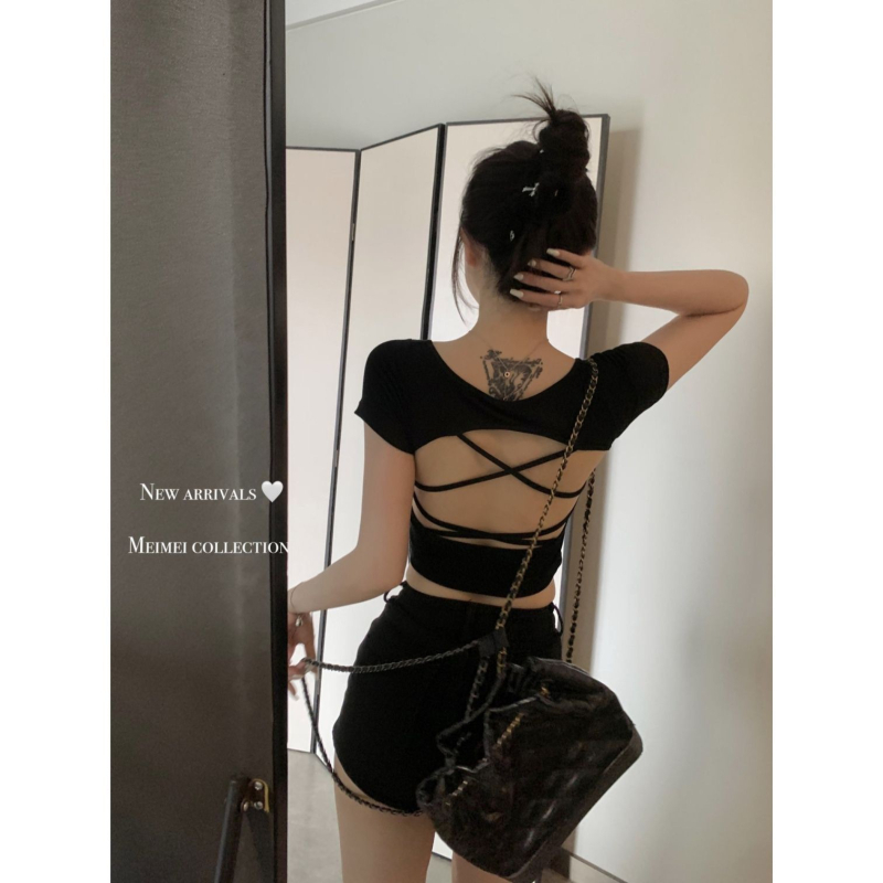 Amerikai stílusú kivágott keresztezett hátú crop top, keresztezett hátsó pántokkal, négyszögletes nyakkivágás, karcsú fazon, párnázás nélkül