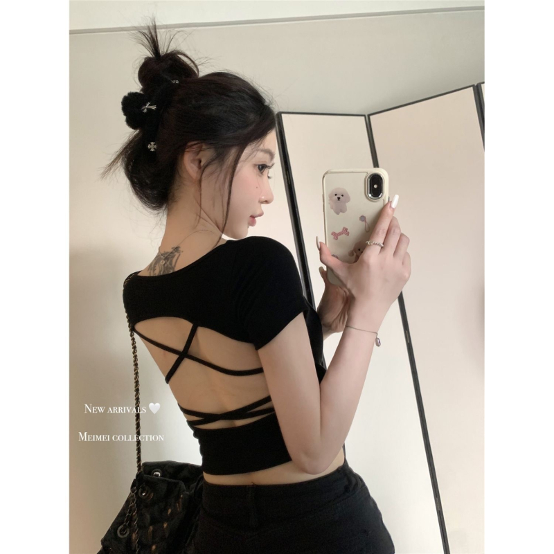 Amerikai stílusú kivágott keresztezett hátú crop top, keresztezett hátsó pántokkal, négyszögletes nyakkivágás, karcsú fazon, párnázás nélkül