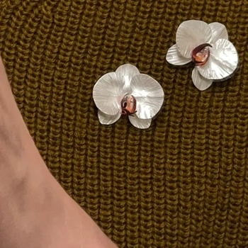 Virágos kitűző - elegáns, romantikus és minimalistista divatkiegészítő