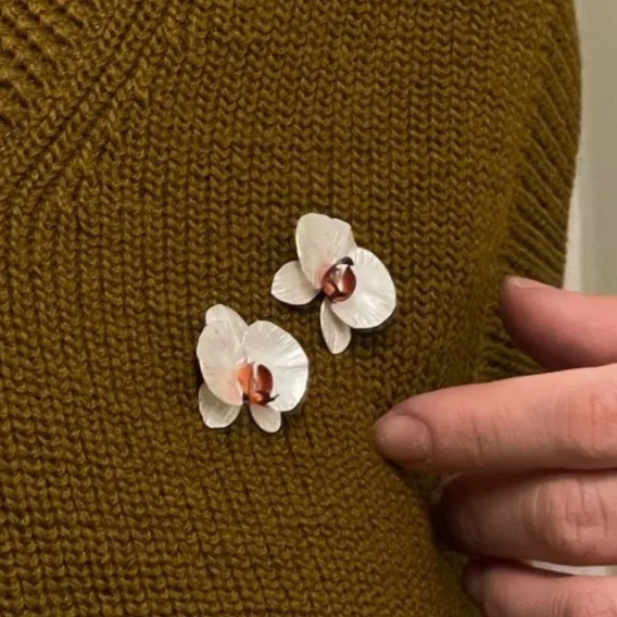 Virágos kitűző - elegáns, romantikus és minimalistista divatkiegészítő