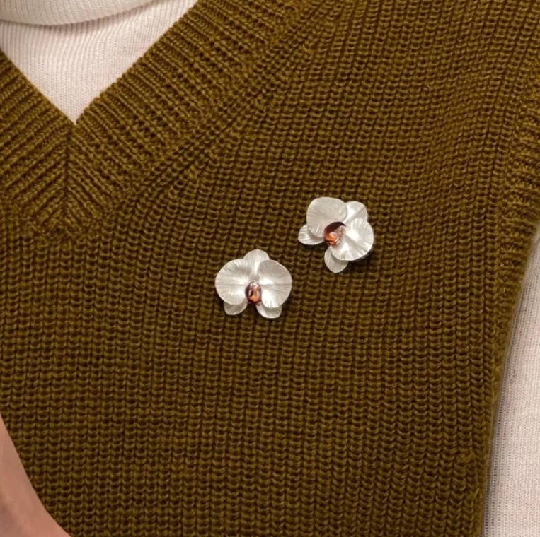 Virágos kitűző - elegáns, romantikus és minimalistista divatkiegészítő