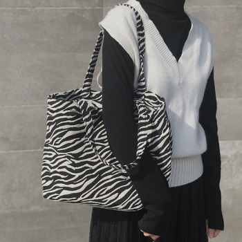 Fekete-fehér geometriás vászontáska jacquard leopard mintával, lányiskolás válltáska koreai minimalista stílusban