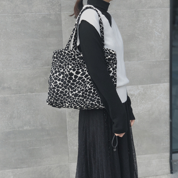 Fekete-fehér geometriás vászontáska jacquard leopard mintával, lányiskolás válltáska koreai minimalista stílusban