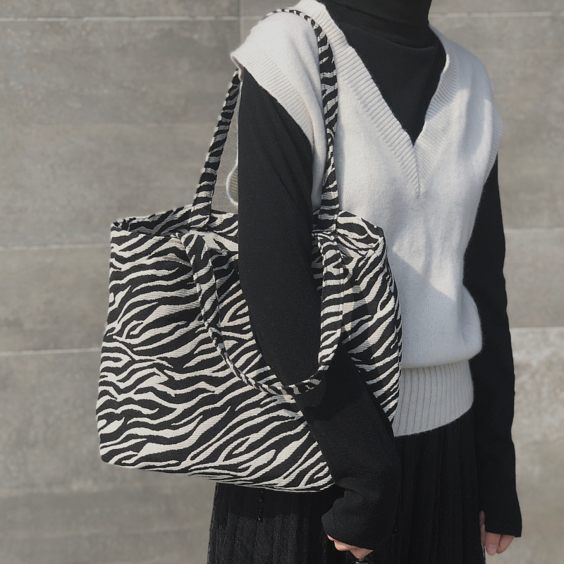 Fekete-fehér geometriás vászontáska jacquard leopard mintával, lányiskolás válltáska koreai minimalista stílusban