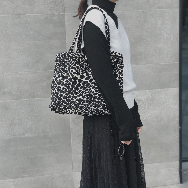 Fekete-fehér geometriás vászontáska jacquard leopard mintával, lányiskolás válltáska koreai minimalista stílusban