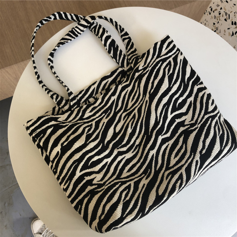 Fekete-fehér geometriás vászontáska jacquard leopard mintával, lányiskolás válltáska koreai minimalista stílusban