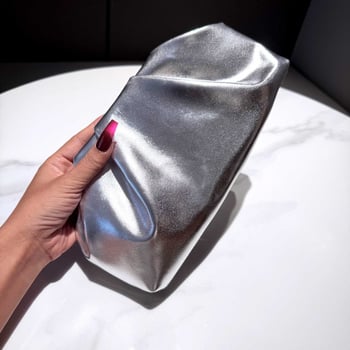 Plisirana torbica u obliku oblaka – srebrna clutch torbica s lancem