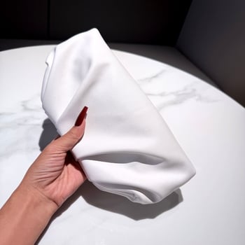 Plisirana torbica u obliku oblaka – srebrna clutch torbica s lancem