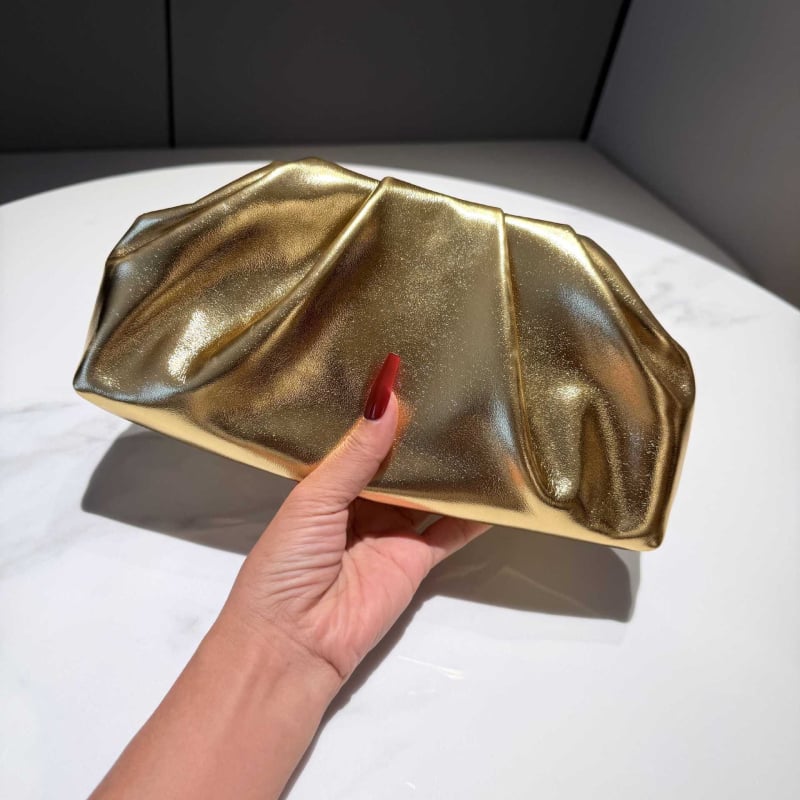 Plisirana torbica u obliku oblaka – srebrna clutch torbica s lancem