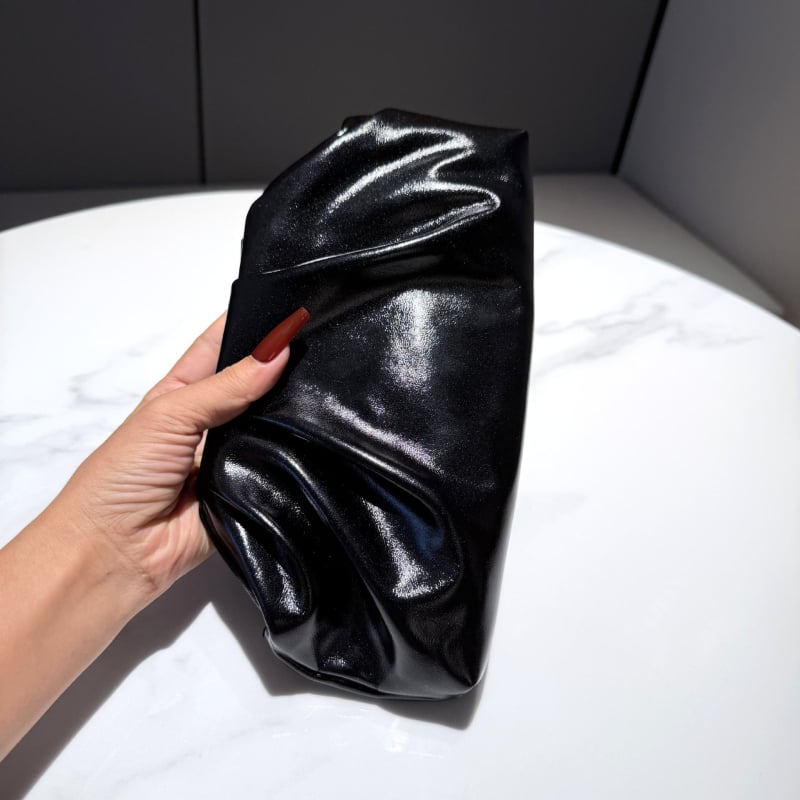 Plisirana torbica u obliku oblaka – srebrna clutch torbica s lancem