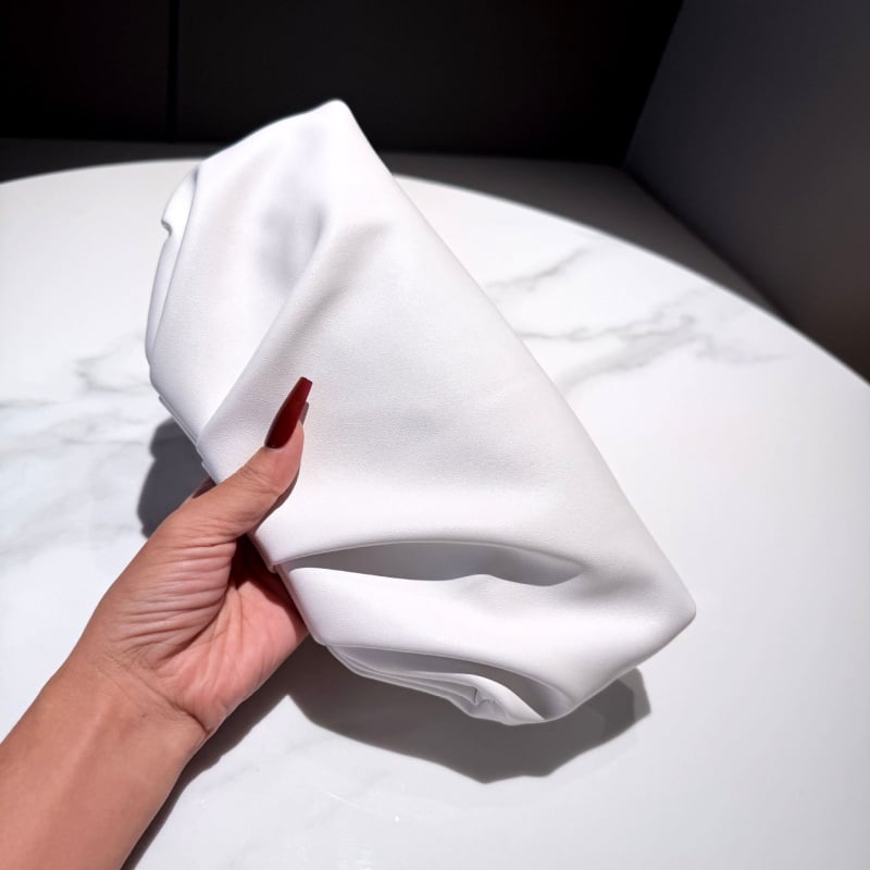 Plisirana torbica u obliku oblaka – srebrna clutch torbica s lancem