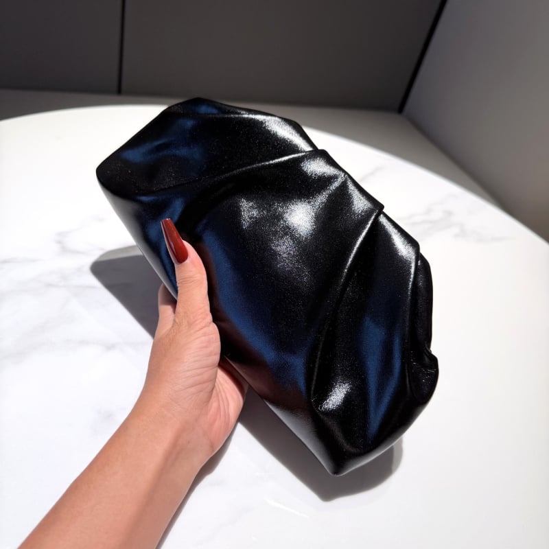 Plisirana torbica u obliku oblaka – srebrna clutch torbica s lancem