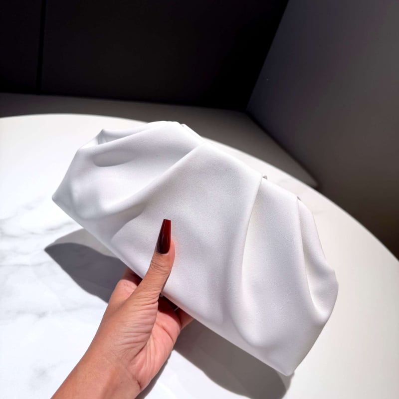 Plisirana torbica u obliku oblaka – srebrna clutch torbica s lancem