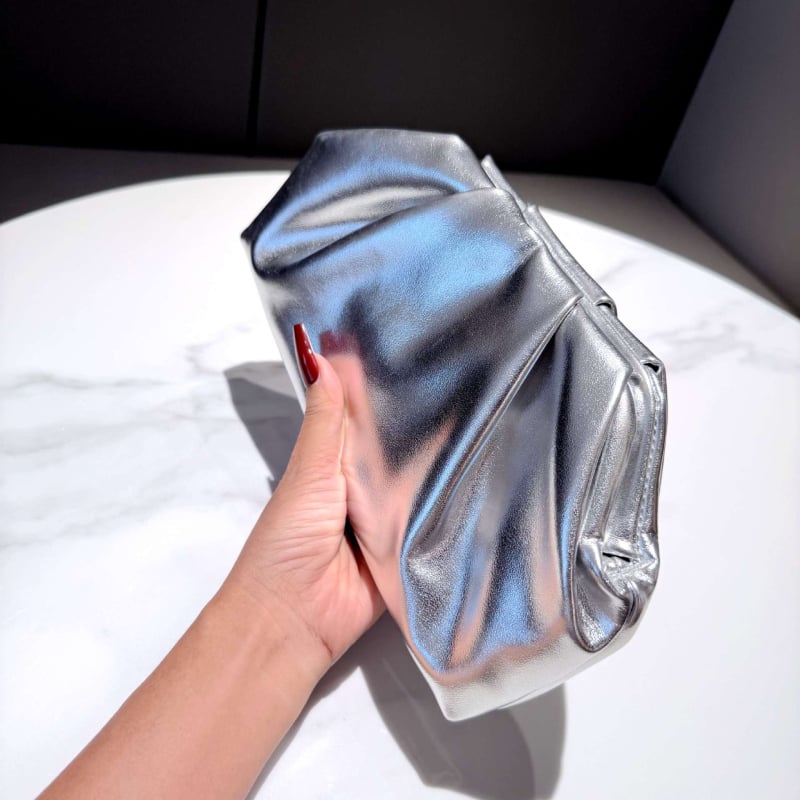 Plisirana torbica u obliku oblaka – srebrna clutch torbica s lancem