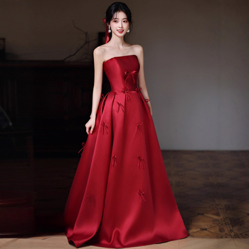 Κόκκινο σατέν στράπλες βραδινό φόρεμα με ρετρό γαμήλιο στυλ, λεπτομέρεια φιόγκος πεταλούδας