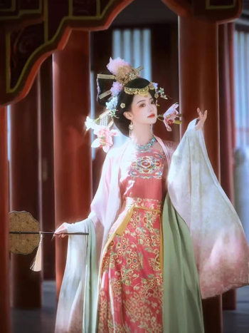 Rózsaszín Tang-dinasztia Hanfu szett széles ujjú toppal és szoknyával, hímzés, a késő Tang-kor inspirációjával.