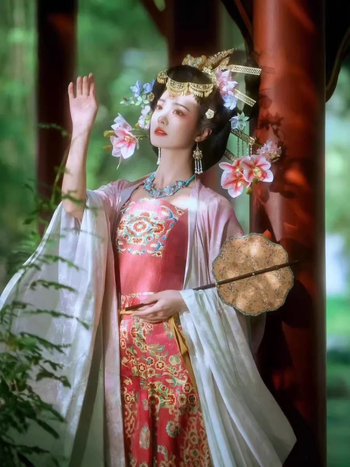 Rózsaszín Tang-dinasztia Hanfu szett széles ujjú toppal és szoknyával, hímzés, a késő Tang-kor inspirációjával.