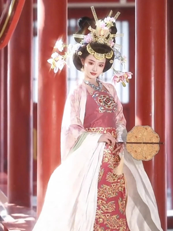 Rózsaszín Tang-dinasztia Hanfu szett széles ujjú toppal és szoknyával, hímzés, a késő Tang-kor inspirációjával.