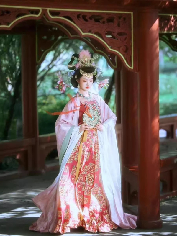 Rózsaszín Tang-dinasztia Hanfu szett széles ujjú toppal és szoknyával, hímzés, a késő Tang-kor inspirációjával.