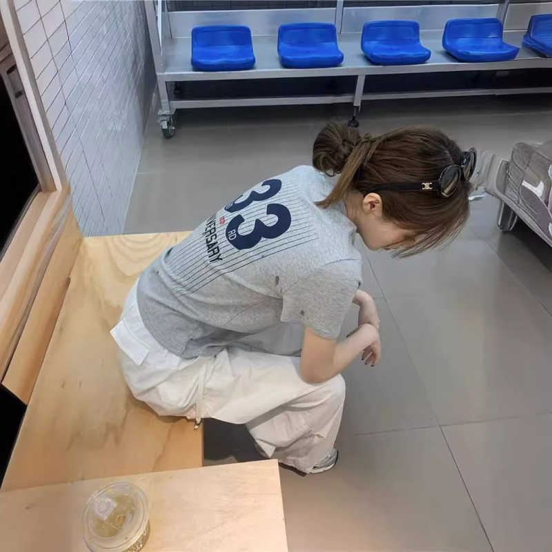Nőknek szóló, kontraszt színű betűk mintás rövid ujjú pulóveres T‑shirt, nyár 2025, karcsúsított szabás, rétegezéshez alapfelső