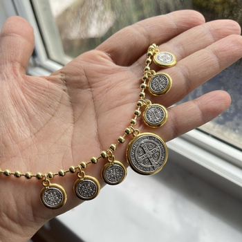 Szent Benedek pendáns nyaklánc, réz aranyozott gyöngylánccal, kéttónusú medál, női ékszer