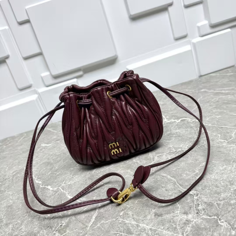 2026 Új stílusú juhbőrből készült retro dumpling táska fodrozott dizájnnal, mini kézitáska, alkaros, váll- és crossbody női táska