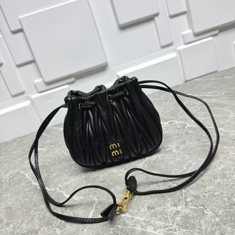 2026 Új stílusú juhbőrből készült retro dumpling táska fodrozott dizájnnal, mini kézitáska, alkaros, váll- és crossbody női táska