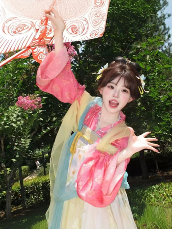 Tang-stílusú Hanfu- készlet jacquard hímzéssel és nyomtatott mintával, tavasz–nyár; női derékig érő felső és szoknya.