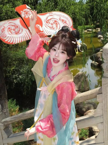 Tang-stílusú Hanfu- készlet jacquard hímzéssel és nyomtatott mintával, tavasz–nyár; női derékig érő felső és szoknya.