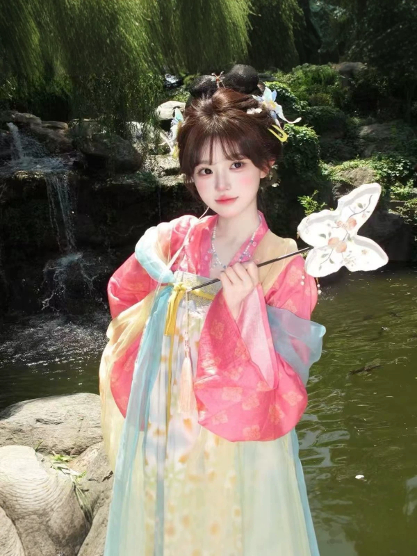 Tang-stílusú Hanfu- készlet jacquard hímzéssel és nyomtatott mintával, tavasz–nyár; női derékig érő felső és szoknya.