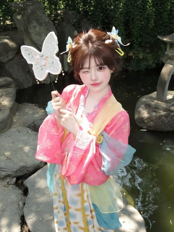 Tang-stílusú Hanfu- készlet jacquard hímzéssel és nyomtatott mintával, tavasz–nyár; női derékig érő felső és szoknya.