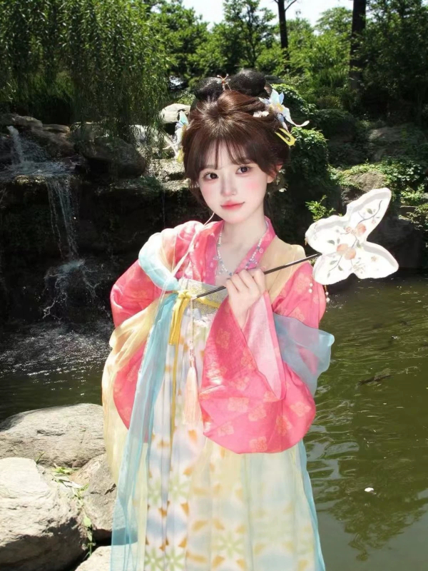 Tang-stílusú Hanfu- készlet jacquard hímzéssel és nyomtatott mintával, tavasz–nyár; női derékig érő felső és szoknya.