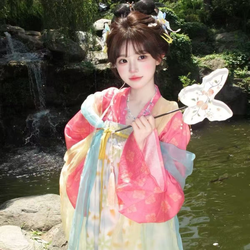 Tang-stílusú Hanfu- készlet jacquard hímzéssel és nyomtatott mintával, tavasz–nyár; női derékig érő felső és szoknya.