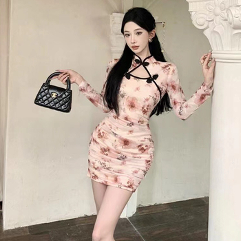 Őszi finomított qipao ruha kivágott virágmintával és korongcsattal, szűk fazon, derekat kidomborító, rövid ruha