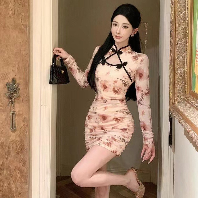Őszi finomított qipao ruha kivágott virágmintával és korongcsattal, szűk fazon, derekat kidomborító, rövid ruha