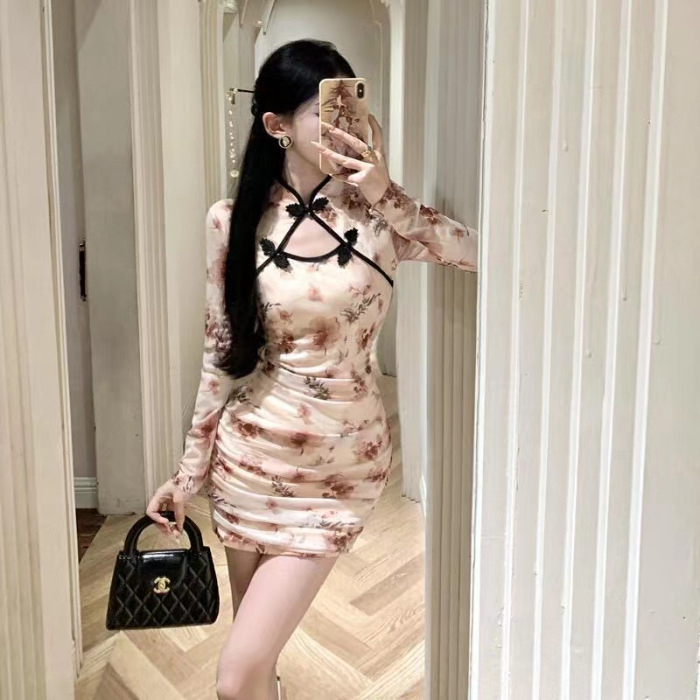 Őszi finomított qipao ruha kivágott virágmintával és korongcsattal, szűk fazon, derekat kidomborító, rövid ruha
