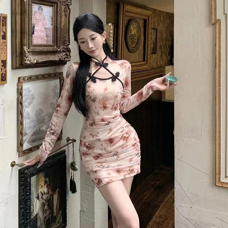 Őszi finomított qipao ruha kivágott virágmintával és korongcsattal, szűk fazon, derekat kidomborító, rövid ruha