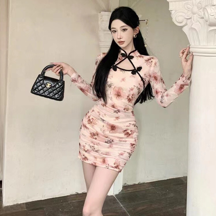 Őszi finomított qipao ruha kivágott virágmintával és korongcsattal, szűk fazon, derekat kidomborító, rövid ruha