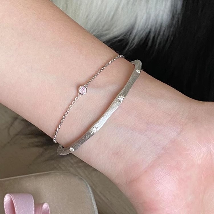 Női nyitott fém karkötő matt felülettel, csillagfényes mintával, elegáns retro, sokoldalú