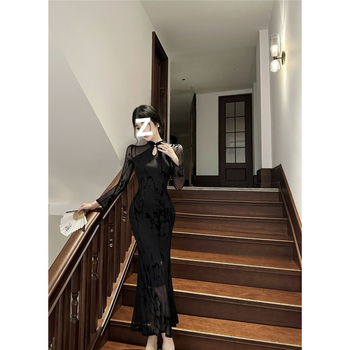 Elegáns társasági stílusú karcsúsított hosszú ruha halszálkás fazonnal, hosszú ujjú, cheongsam-nyakkal, kínai ihletésű, tavasz 2026
