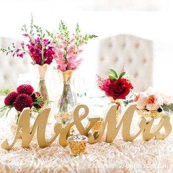 Drevené písmená MR & MRS na svadobnú dekoráciu