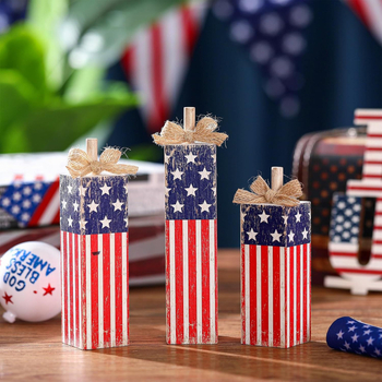Drevený stojan na Deň nezávislosti USA s ohňostrojnými kockami na dekoráciu domácnosti