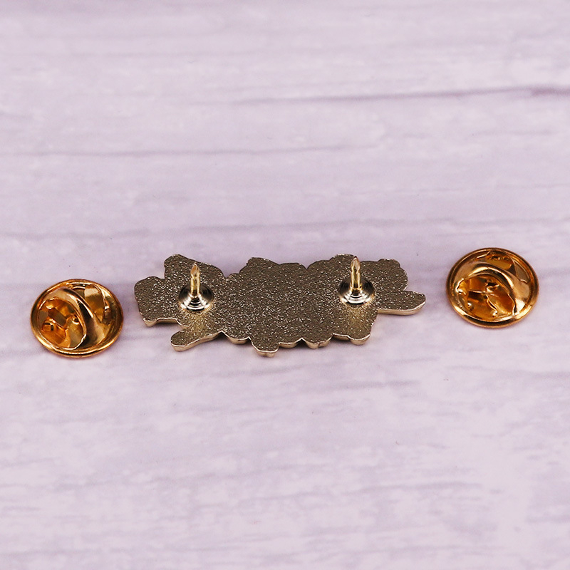 Édes nyuszi és rózsaszín virág brooch, csillogó szirmokkal és fehér kis nyúllal – szórakoztató ruhadísz