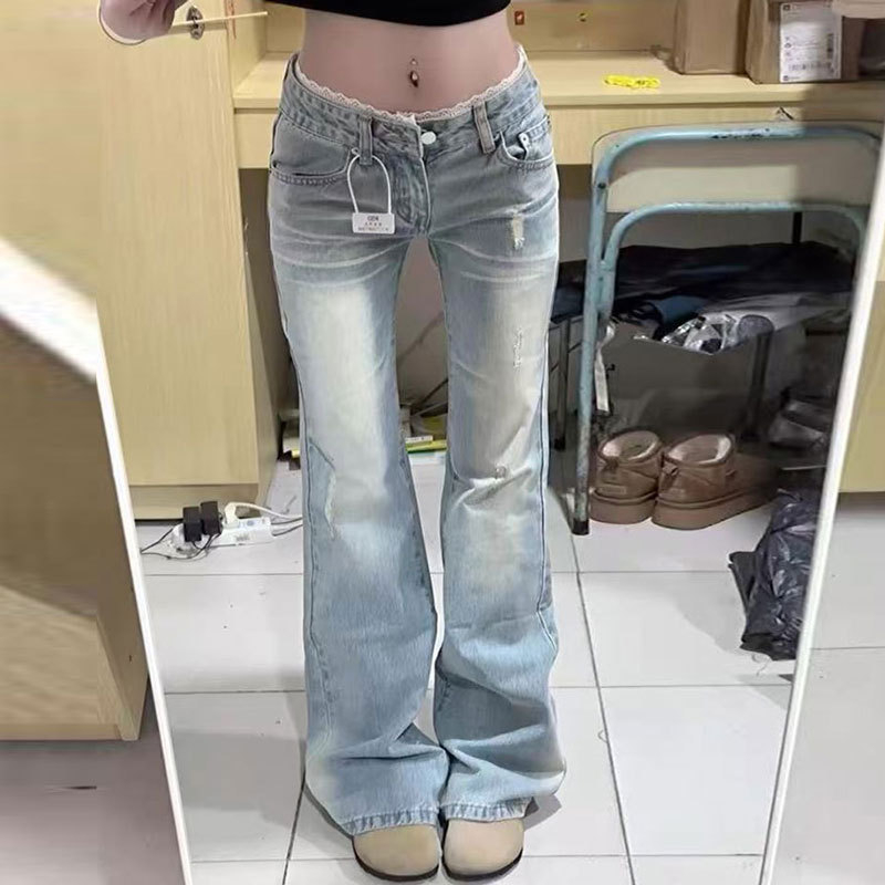 Világos színű bootcut farmer nőknek, plusz méret, csipke patchwork díszítés, alacsony derék, padlóig érő, karcsúsított fazon