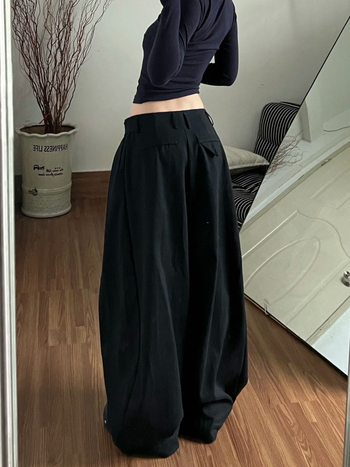 Fekete széles lábú farmernadrág, plusz méret, laza szabás, görbe vonalú vágás, boyfriend-stílus, magas derekú, tavaszi denim nadrág