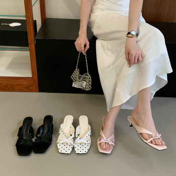 Fekete női slip-on szandálok, elegáns megjelenés, nyár 2026, négyzetes orrú, középmagas sarka, illenek a szoknyákhoz