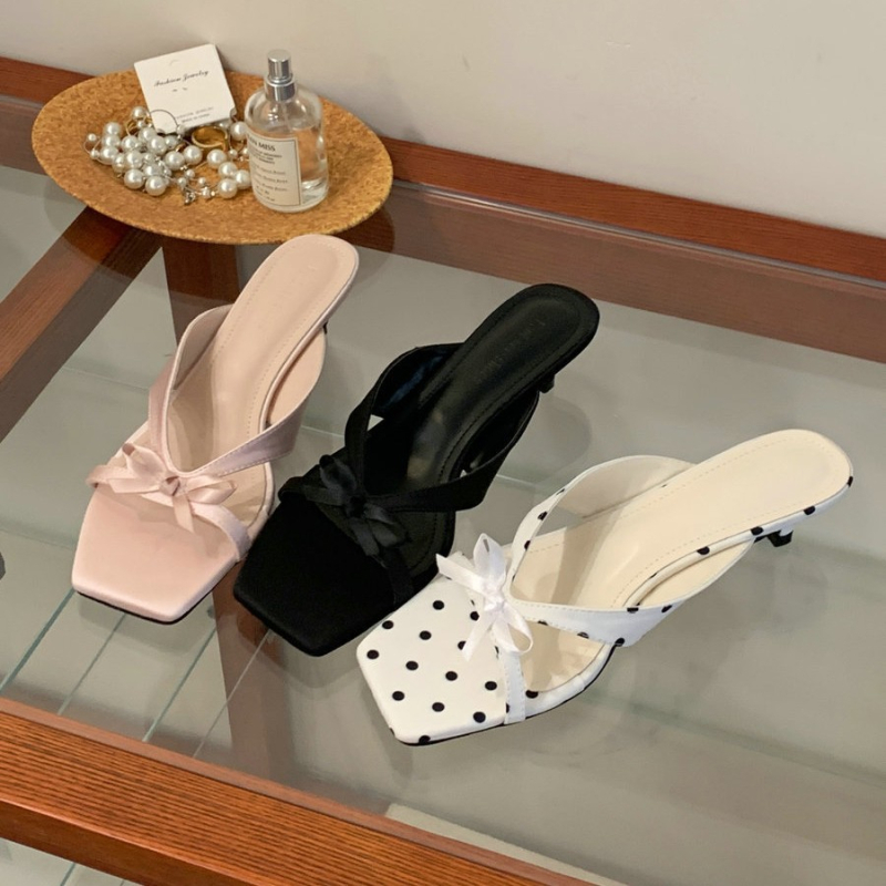 Fekete női slip-on szandálok, elegáns megjelenés, nyár 2026, négyzetes orrú, középmagas sarka, illenek a szoknyákhoz