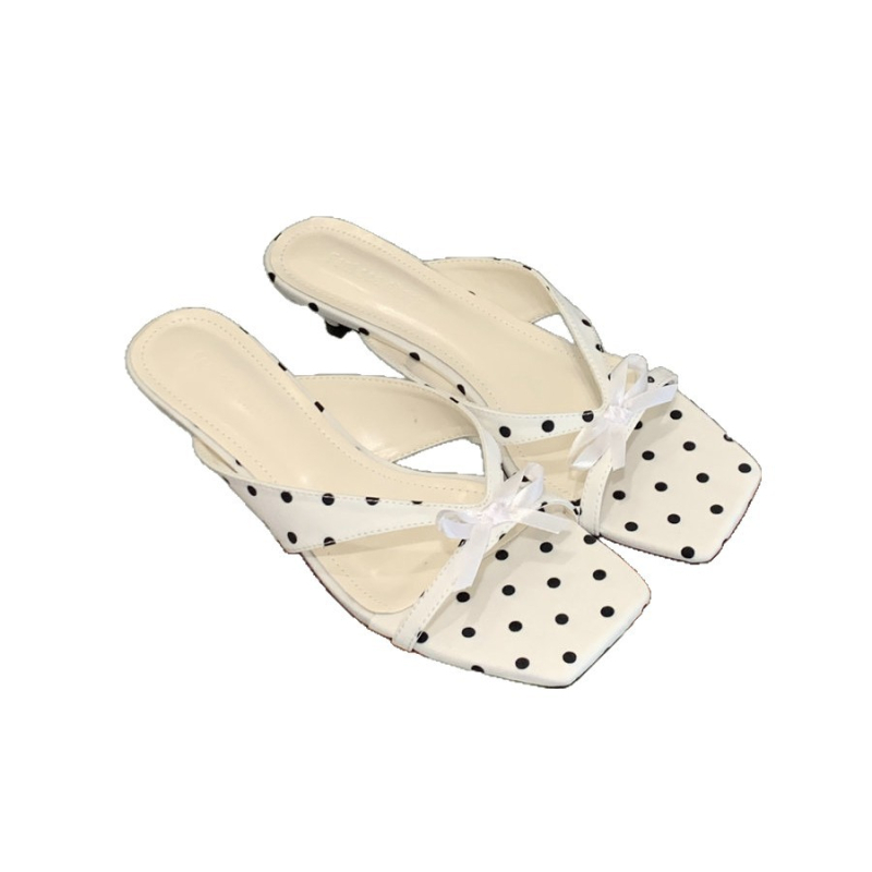 Fekete női slip-on szandálok, elegáns megjelenés, nyár 2026, négyzetes orrú, középmagas sarka, illenek a szoknyákhoz