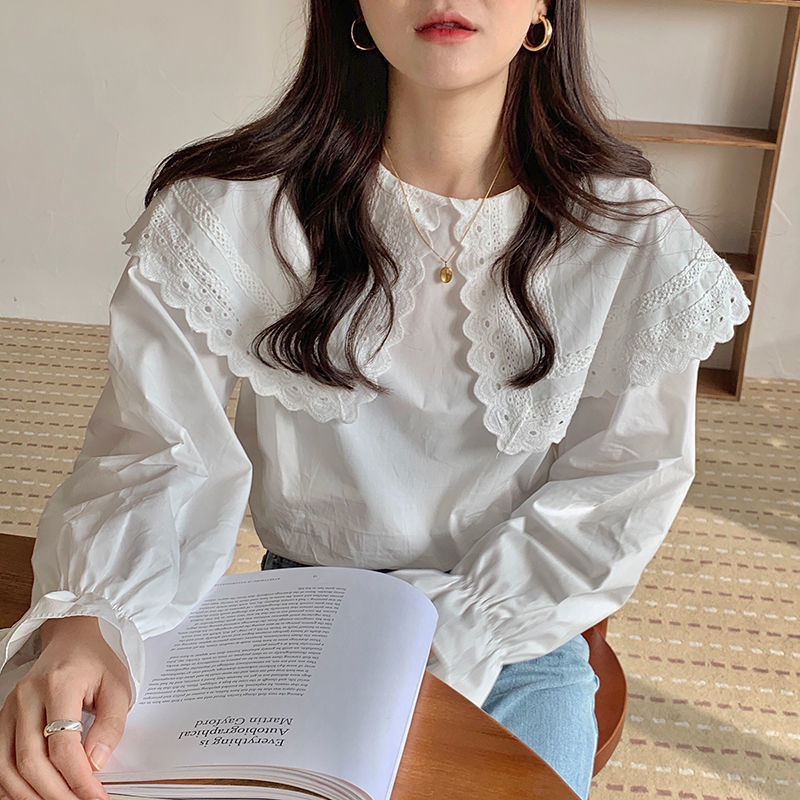 Fehér blúz csipkés szegéllyel és babagallérral, laza szabás, hosszú ujjú, tavaszi-retro női stílus